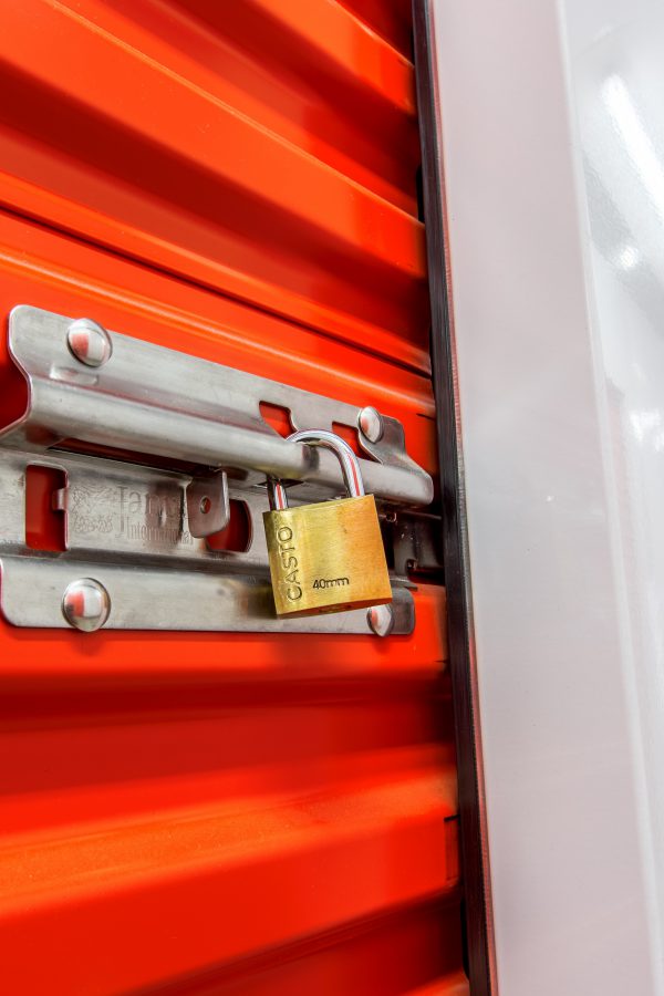 porte d'un box de self stockage avec un cadenas