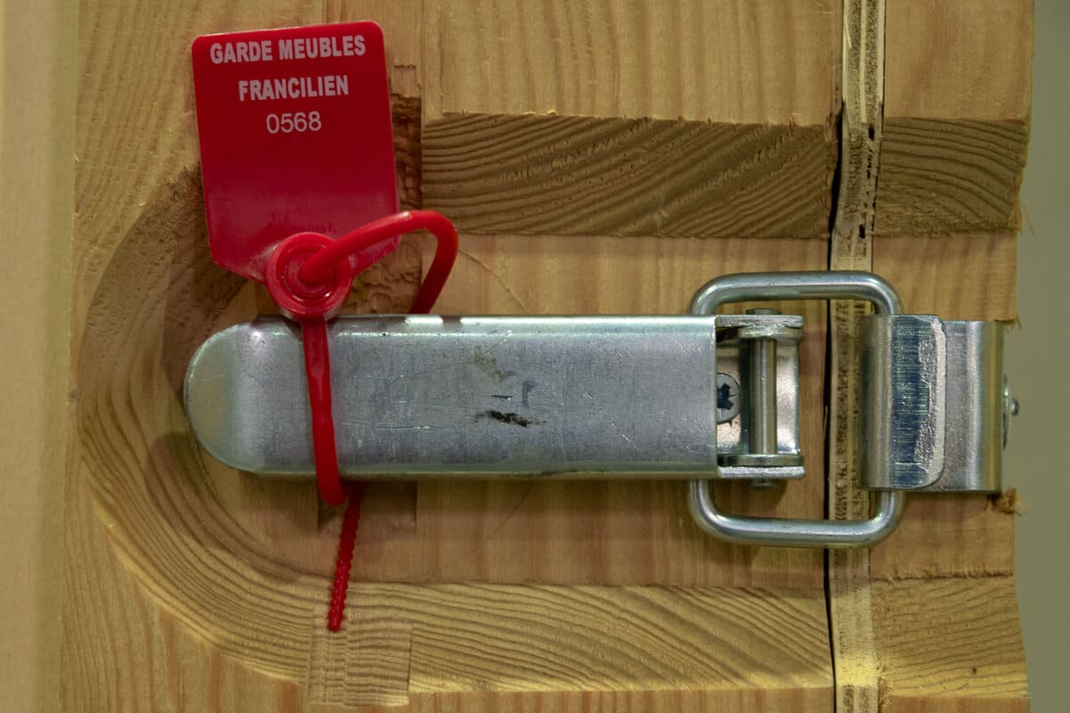 Bague de scellage sur un conteneur en bois dans notre garde-meuble francilien